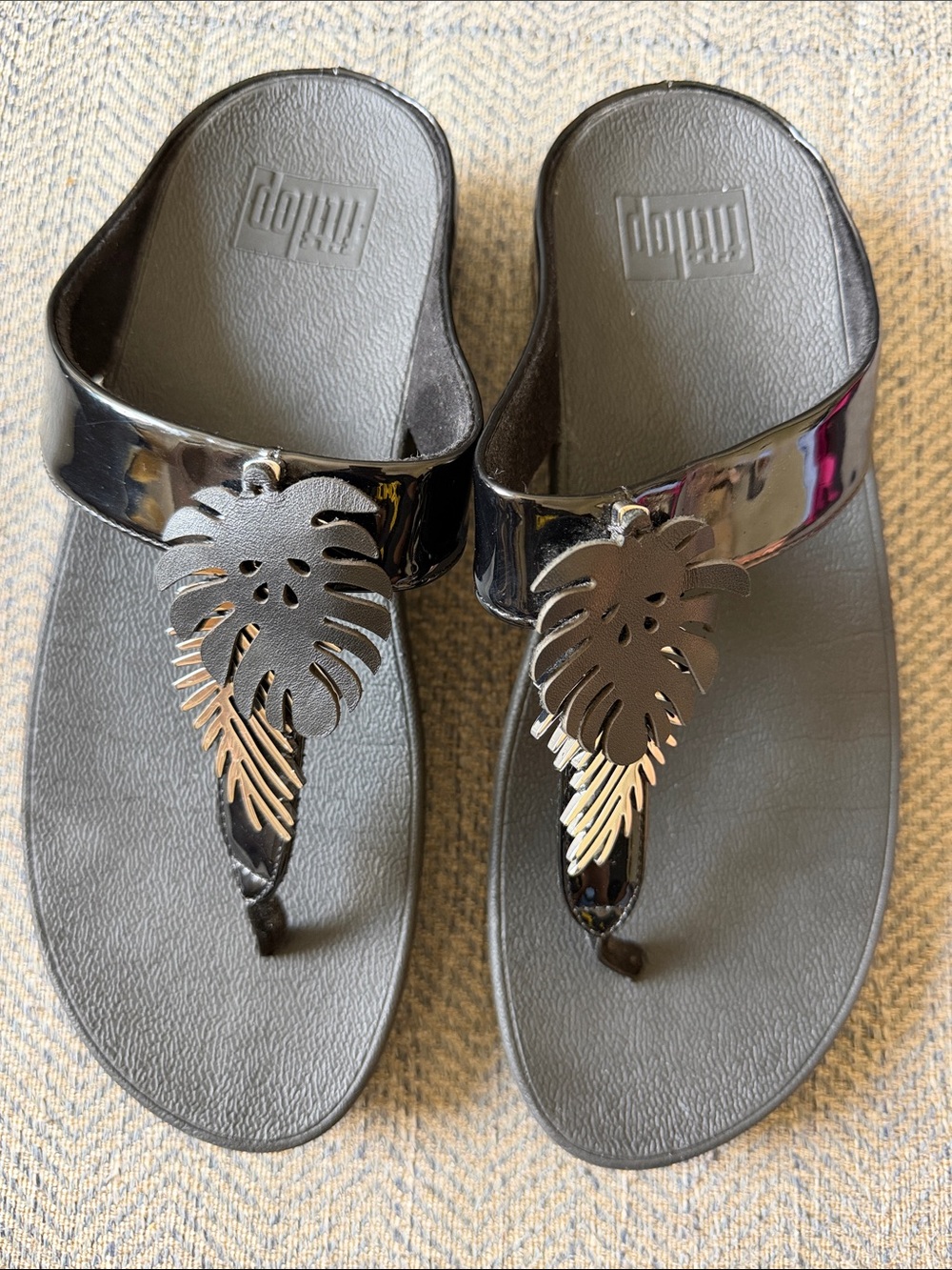 FitFlop Women's Fino Jungle Leaf Toe-post Sandals Flip-Flop Size: 8 - Picture 14 of 16